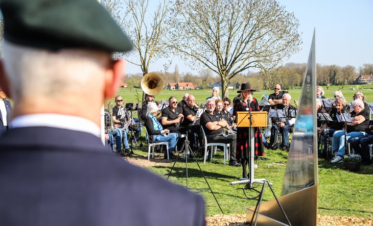 Burgemeester Paula Jorritsma-Verkade geeft toespraak bij monument