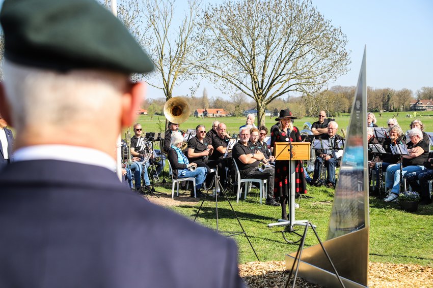 Burgemeester Paula Jorritsma-Verkade geeft toespraak bij monument