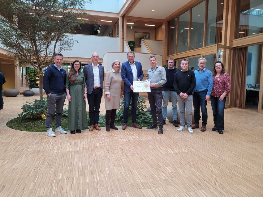 Werkgroep voor een eigen energiebedrijf in Teuge krijgt bijdrage van directeur coöperatieve Rabobank