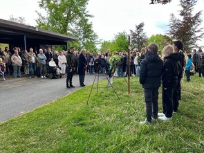 Wethouder en een leerling bij herdenking