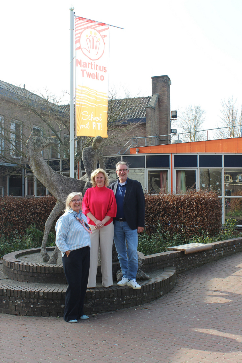 Wethouder Wormskamp en Boender met directrice Carla Woudstra