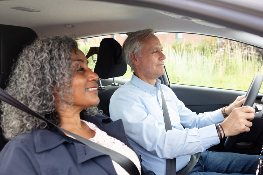 Twee mensen in auto