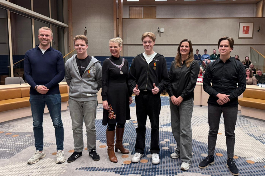 Groepsfoto met burgemeester en ontvangers jeugdlintje