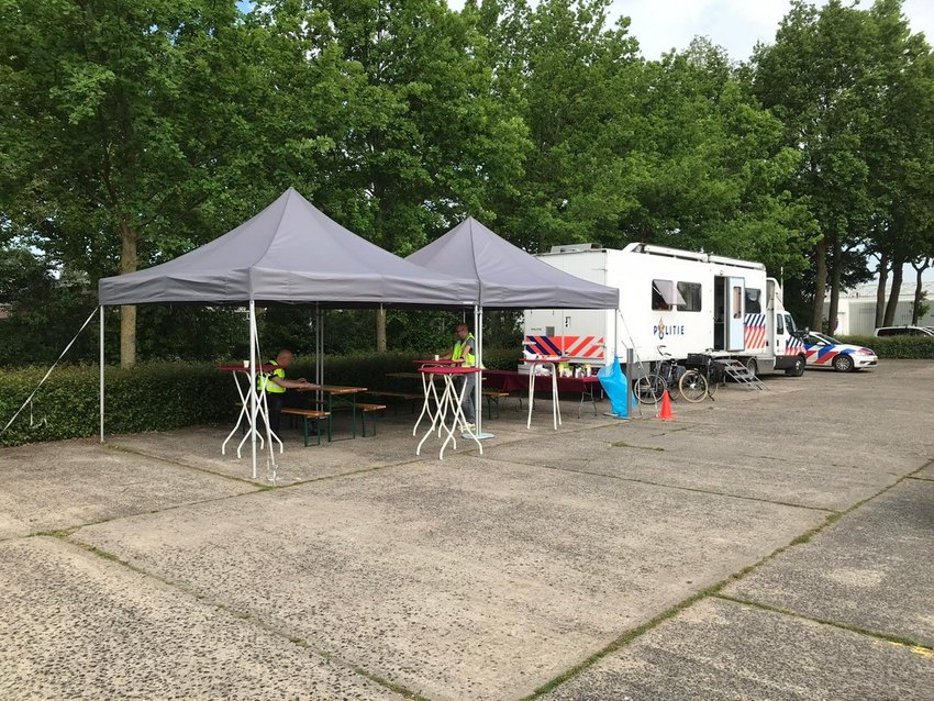 Politie met voertuigen op een parkeerterrein