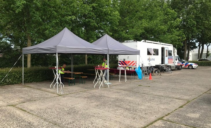 Politie met voertuigen op een parkeerterrein