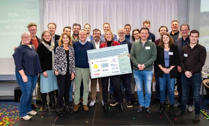 Ondertekening deal biobased (ver)bouwen Stedendriehoek