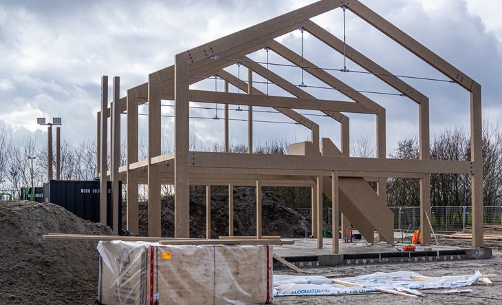Houten skelet van de nieuwe brandweerkazerne