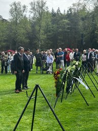 Wethouder en raadslid leggen krans