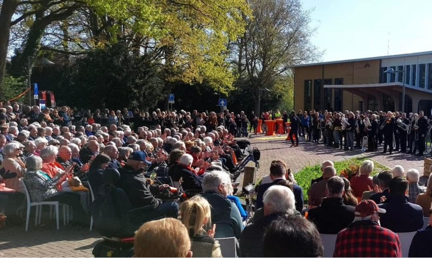 Groep mensen voor het gemeentehuis in Twello op Koningsdag