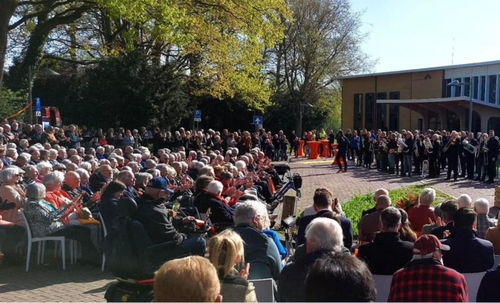 Groep mensen voor het gemeentehuis in Twello op Koningsdag