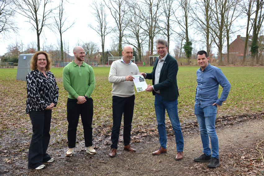 Overhandiging Dorpsvisie Teuge ABT Henk van Zeijts