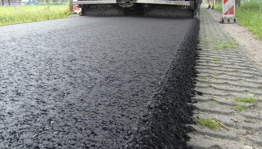 Aanbrengen van een nieuwe laag asfalt op een weg