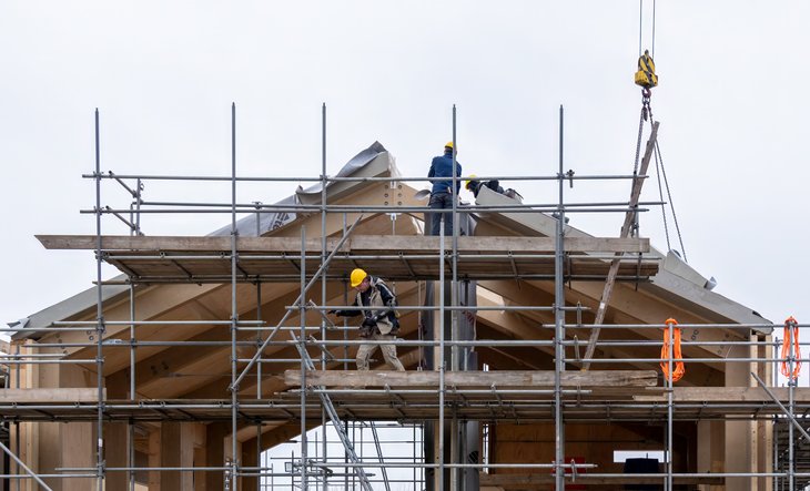 Werklui plaatsen zeil op dak