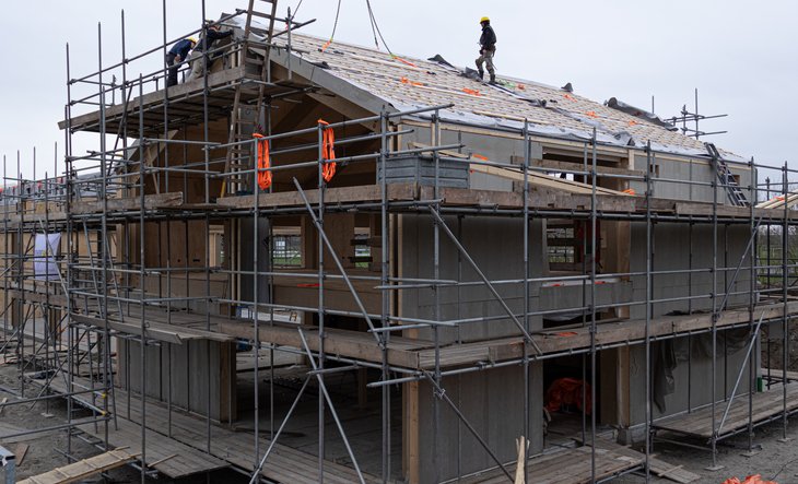Overzicht van gebouw met muren, dak en stijgers