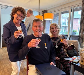 Joop Pol met zijn vrouw en de burgemeester