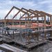 Houten skelet met opgebouwde stijgers eromheen