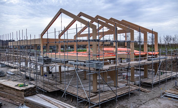Houten skelet met opgebouwde stijgers eromheen
