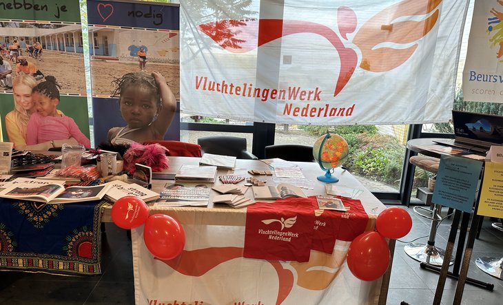 Sfeerfoto informatiestand VluchtelingenWerk