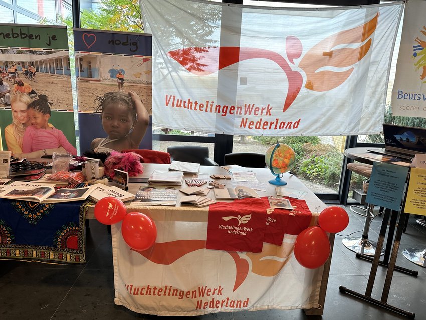 Sfeerfoto informatiestand VluchtelingenWerk