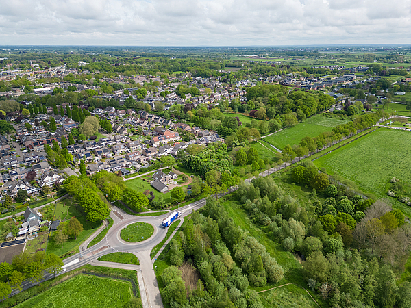 Luchtfoto van dorp Voorst met rotonde Zuiderlaan