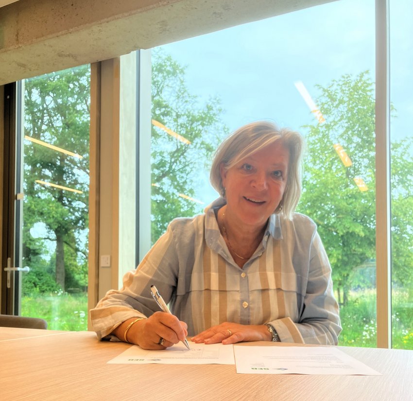 Wethouder Rosmarijn Boenders tekent convenant Schoon en Emissieloos Bouwen