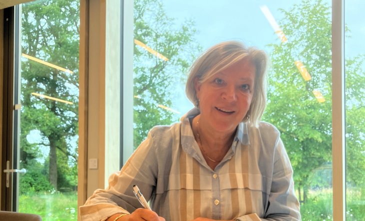 Wethouder Rosmarijn Boenders tekent convenant Schoon en Emissieloos Bouwen