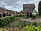 Burgemeester en wethouder leggen bloemen