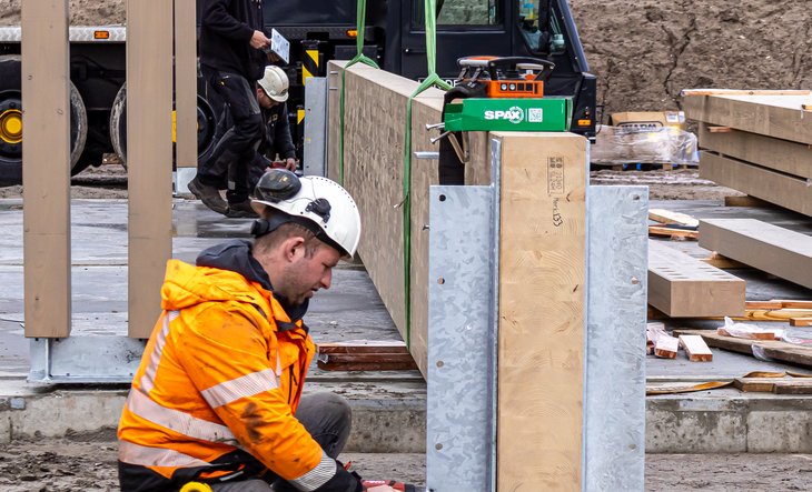 Bouwvakker met boormachine