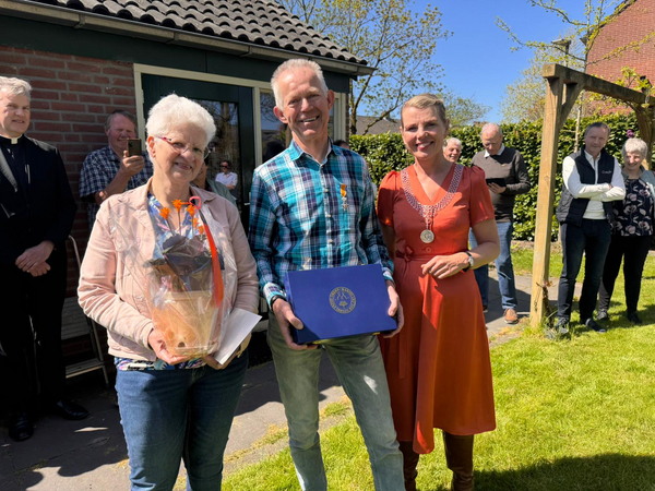 Simon van Leeuwen met partner en burgemeester