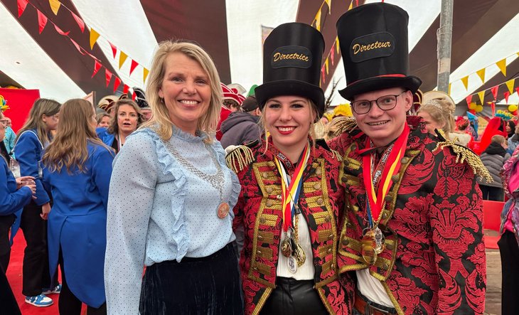 Burgemeester met Carnavalsdirectrice en -directeur
