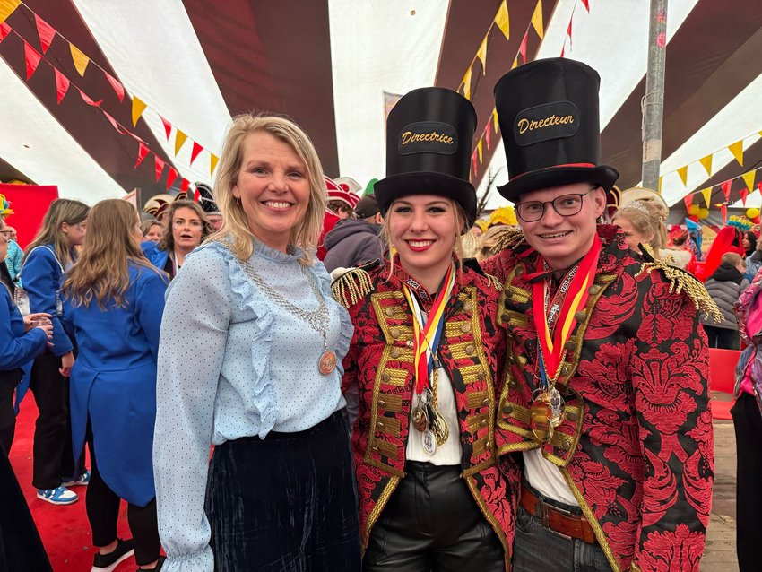 Burgemeester met Carnavalsdirectrice en -directeur