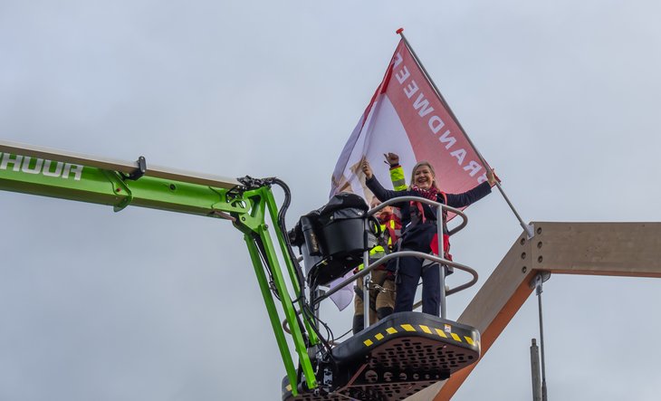 Plaatsen van de brandweervlag op het hoogste punt