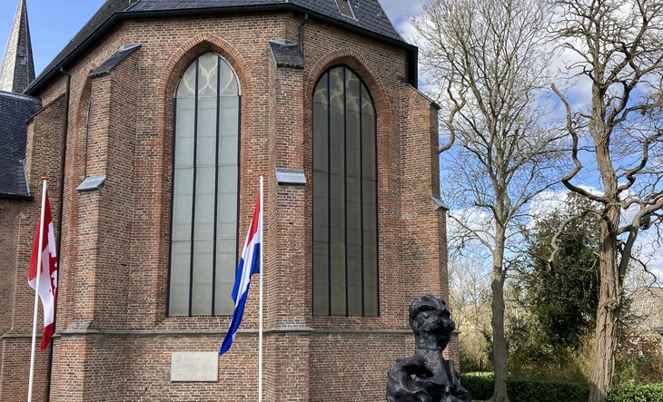 Kerk met Canadese en Nederlandse vlaggen