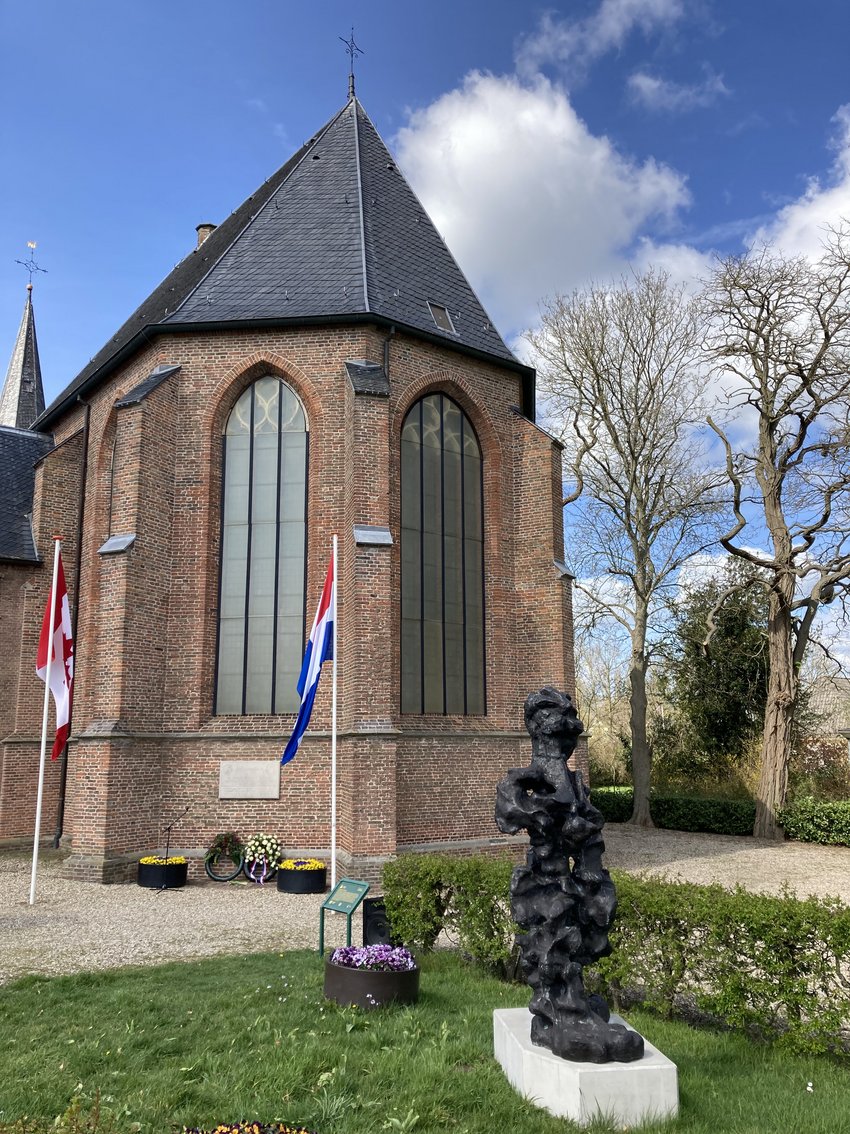 Kerk met Canadese en Nederlandse vlaggen