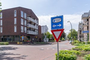 Kruispunt met verkeersbord