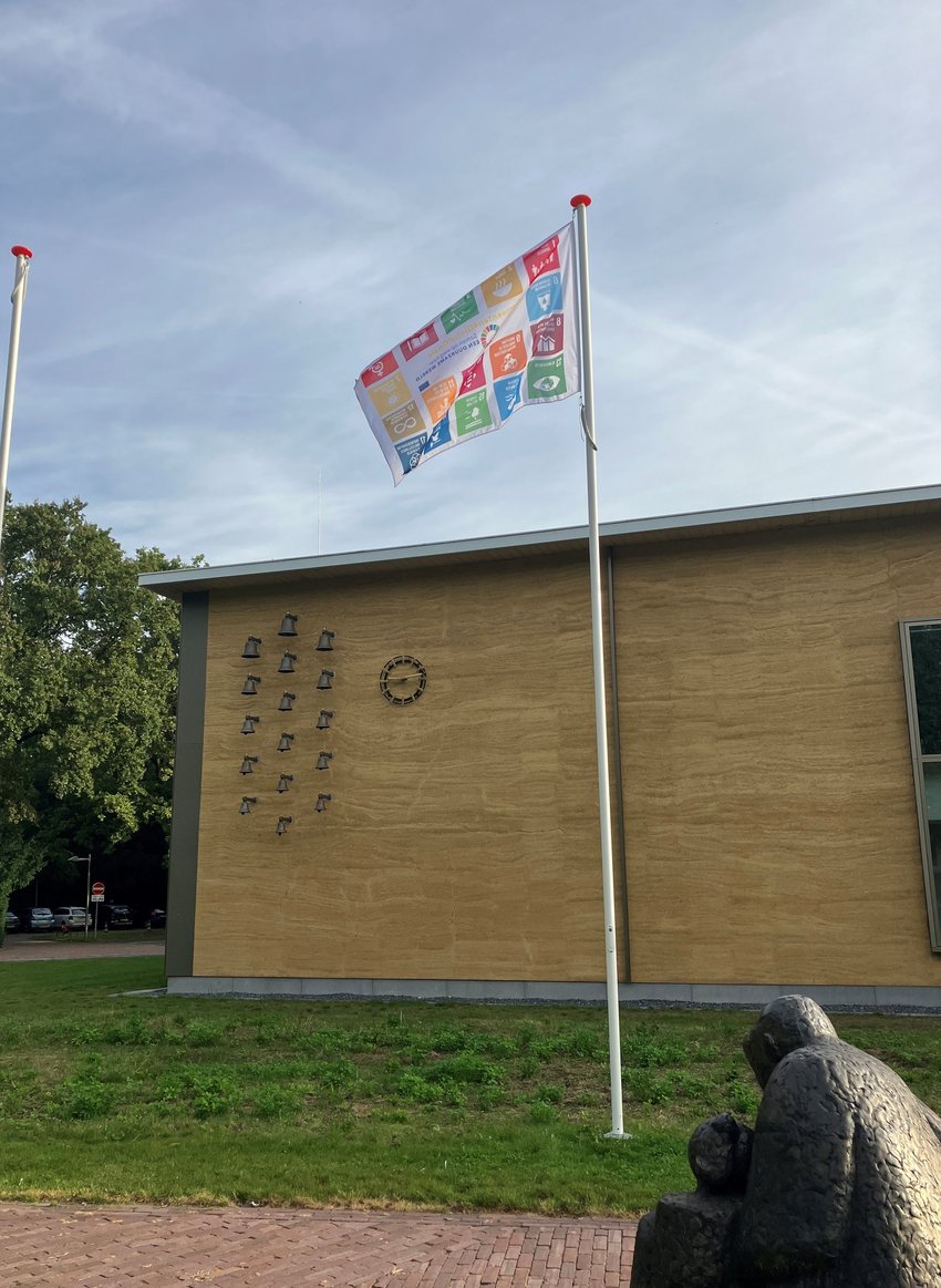 SDG-vlag bij het gemeentehuis