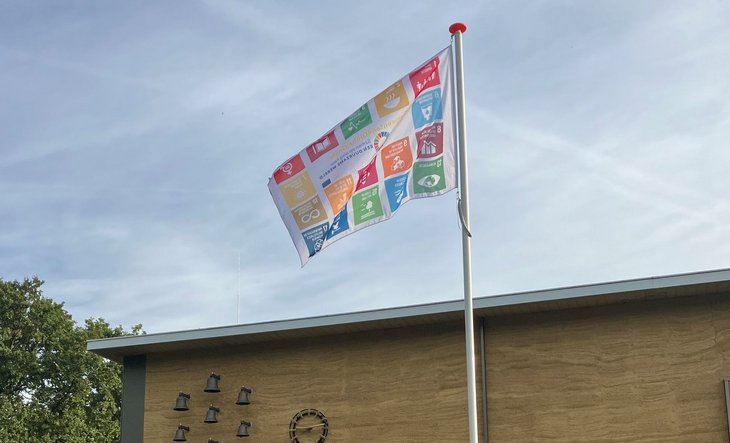 SDG-vlag bij het gemeentehuis