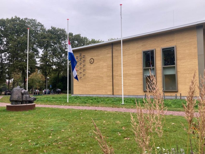 Vlag halfstok voor het gemeentehuis