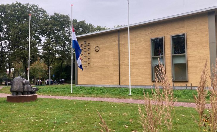 Vlag halfstok voor het gemeentehuis