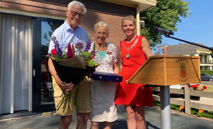 Overhandiging lintje met burgemeester Paula Jorritsma-Verkade, decoranda Marian Lankhorst-Elizen en haar partner