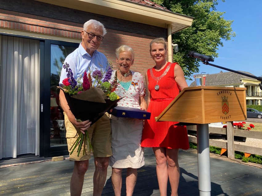 Overhandiging lintje met burgemeester Paula Jorritsma-Verkade, decoranda Marian Lankhorst-Elizen en haar partner