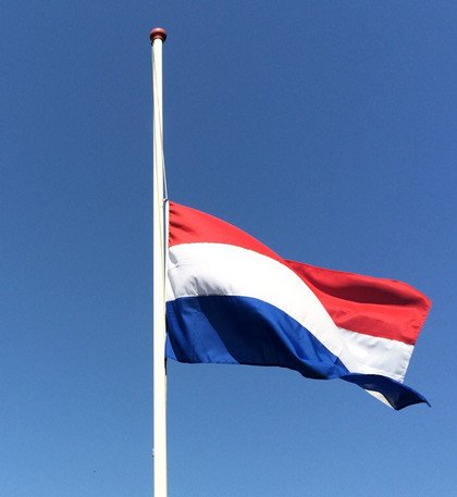 Nederlandse vlag half stok