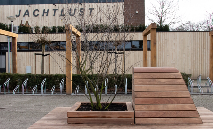 Jachtlust met bankje en boom