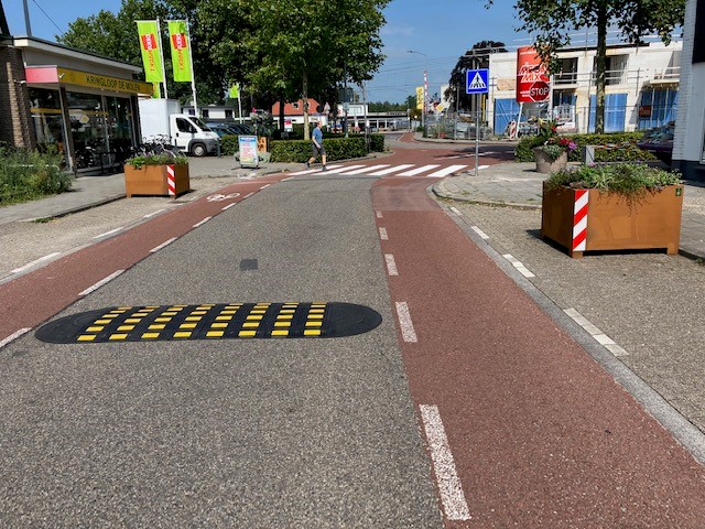 Kruispunt Molenstraat/Frans Halsstraat in Twello met tijdelijke verkeersdrempel