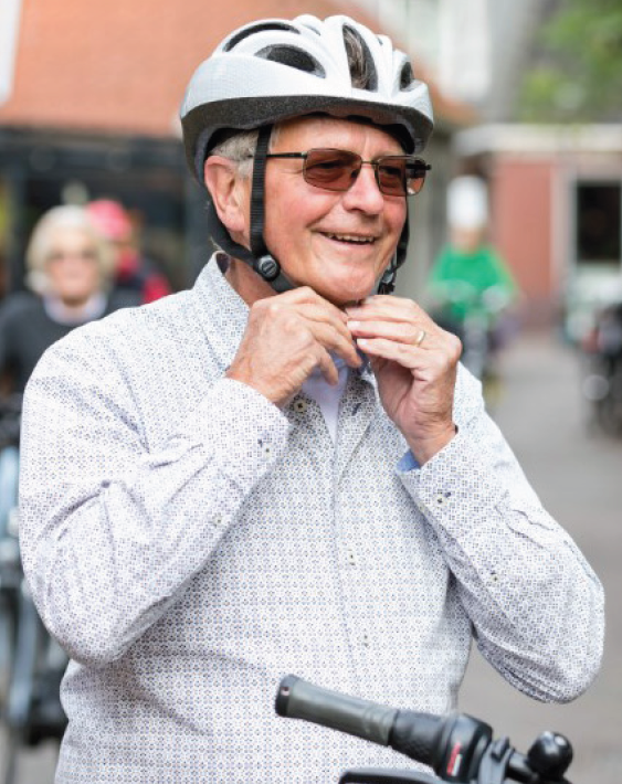 Man met fietshelm