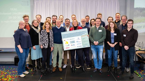 Ondertekening deal biobased (ver)bouwen Stedendriehoek