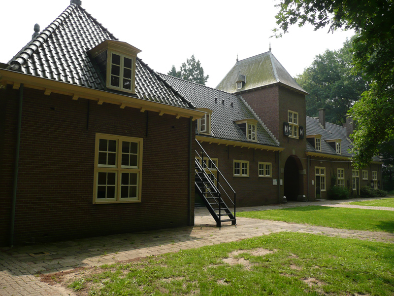 Poortgebouw en koetshuis bij De Lathmer, Lathmerweg 3